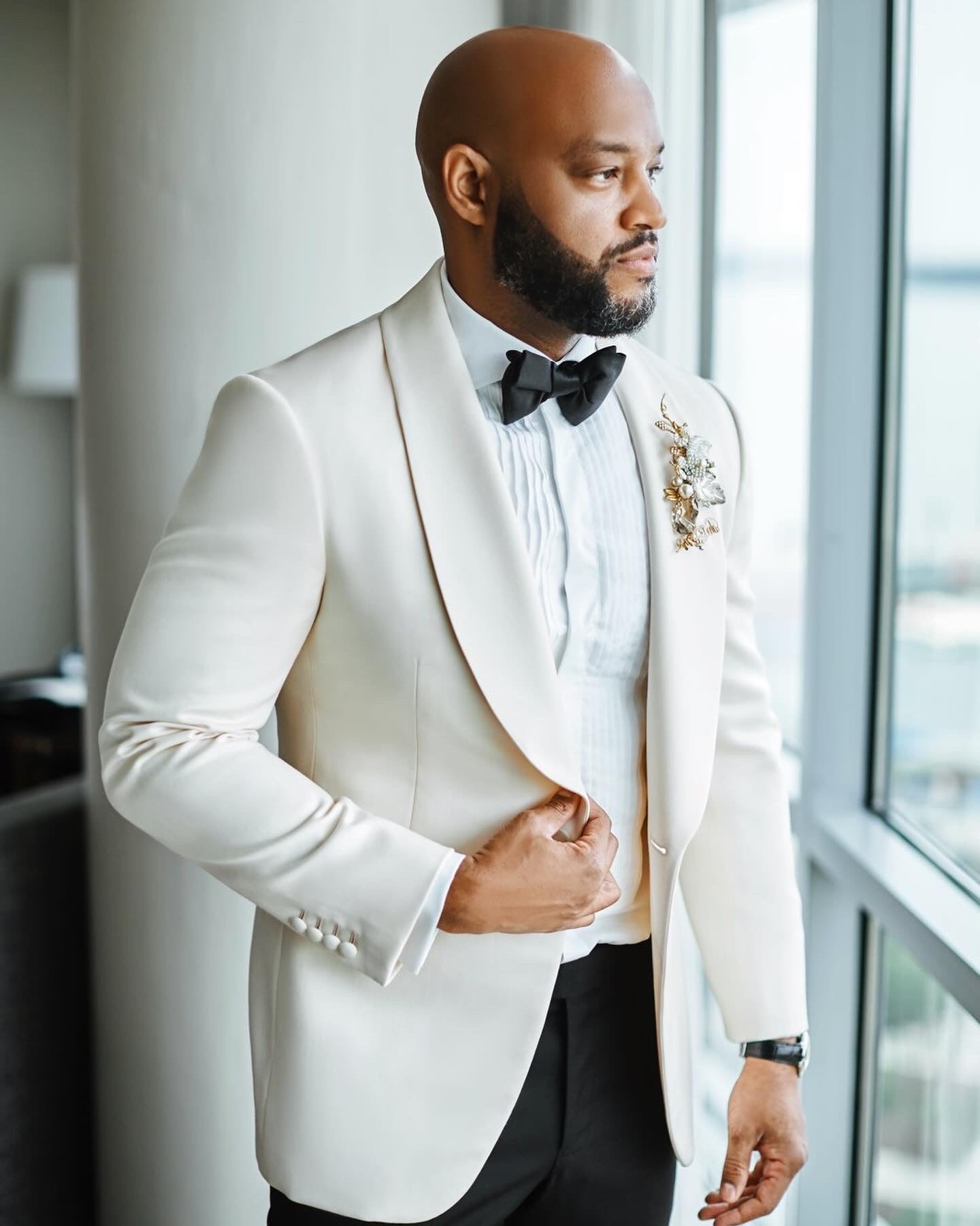 Ivory Slim Fit Shawl Lapel Tuxedo Jacket (Fabric Lapel) – Ainsley